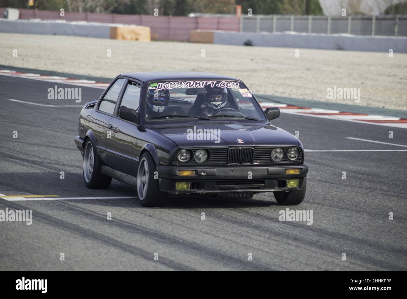 Schöner klassischer BMW E30 auf einer Rennstrecke in Barcelona, Spanien Stockfoto
