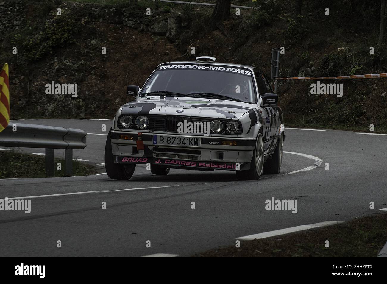 Schöner klassischer BMW E30 320i auf einer Asphaltrallye in Barcelona, Spanien Stockfoto