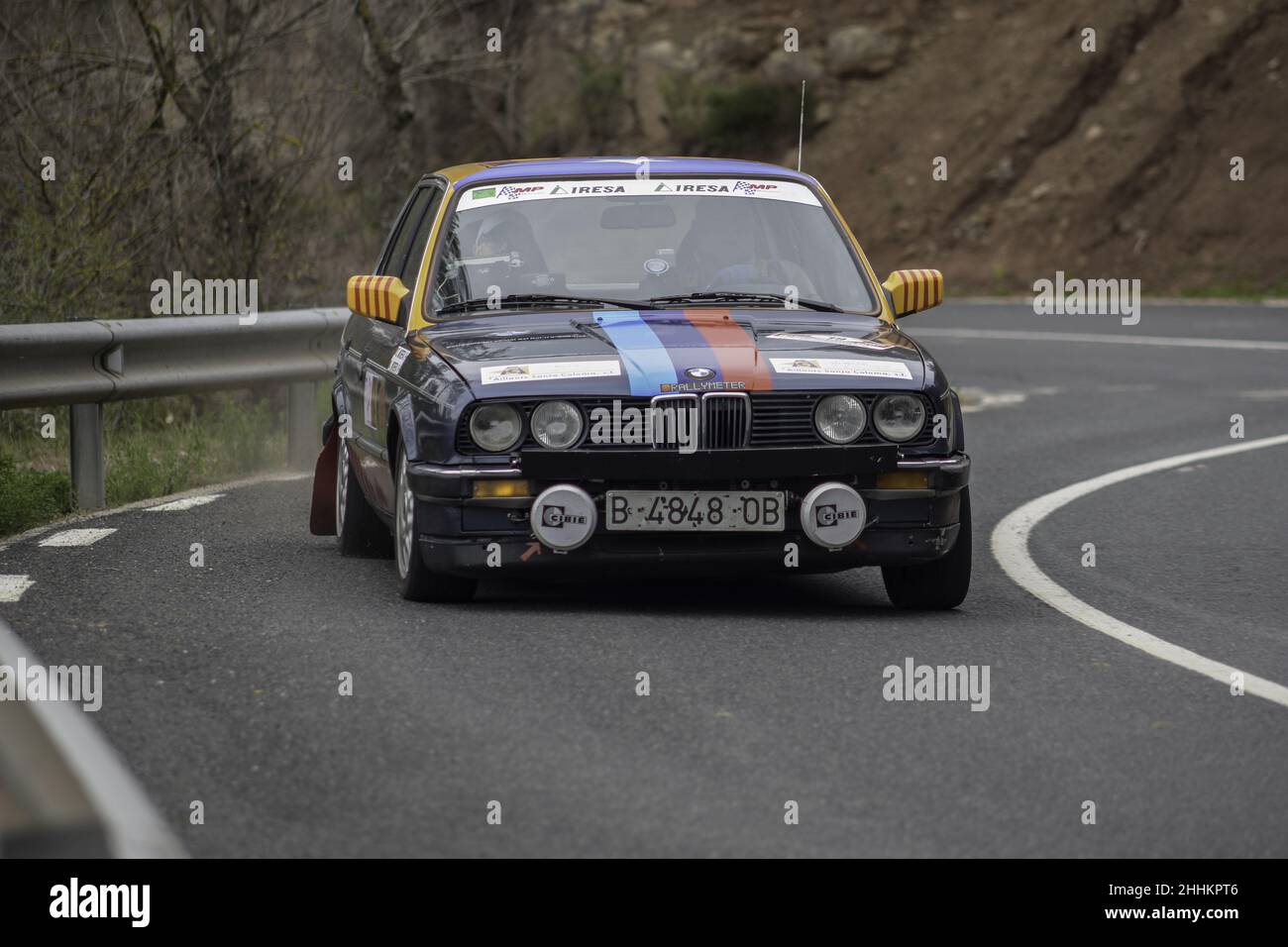 Schöner klassischer BMW E30 auf einer Asphaltrallye in Barcelona, Spanien Stockfoto