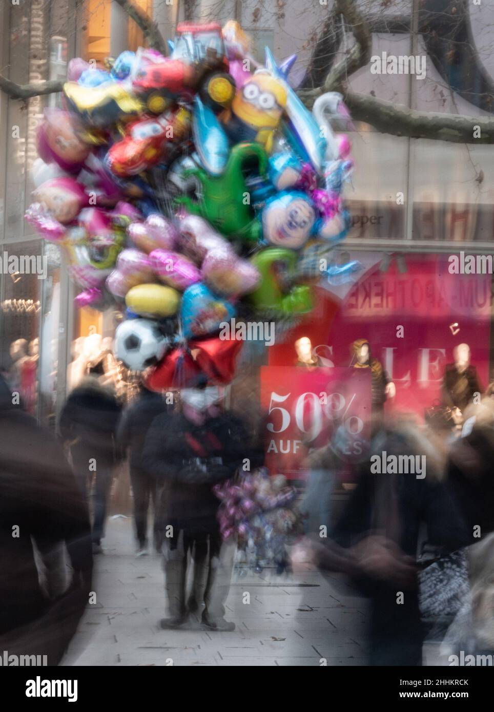 PRODUKTION - 19. Januar 2022, Hessen, Frankfurt/Main: Dicht gedrängte Menschen laufen entlang der Frankfurter Einkaufsstraße 'Zeil'. Foto: Boris Roessler/dpa Stockfoto