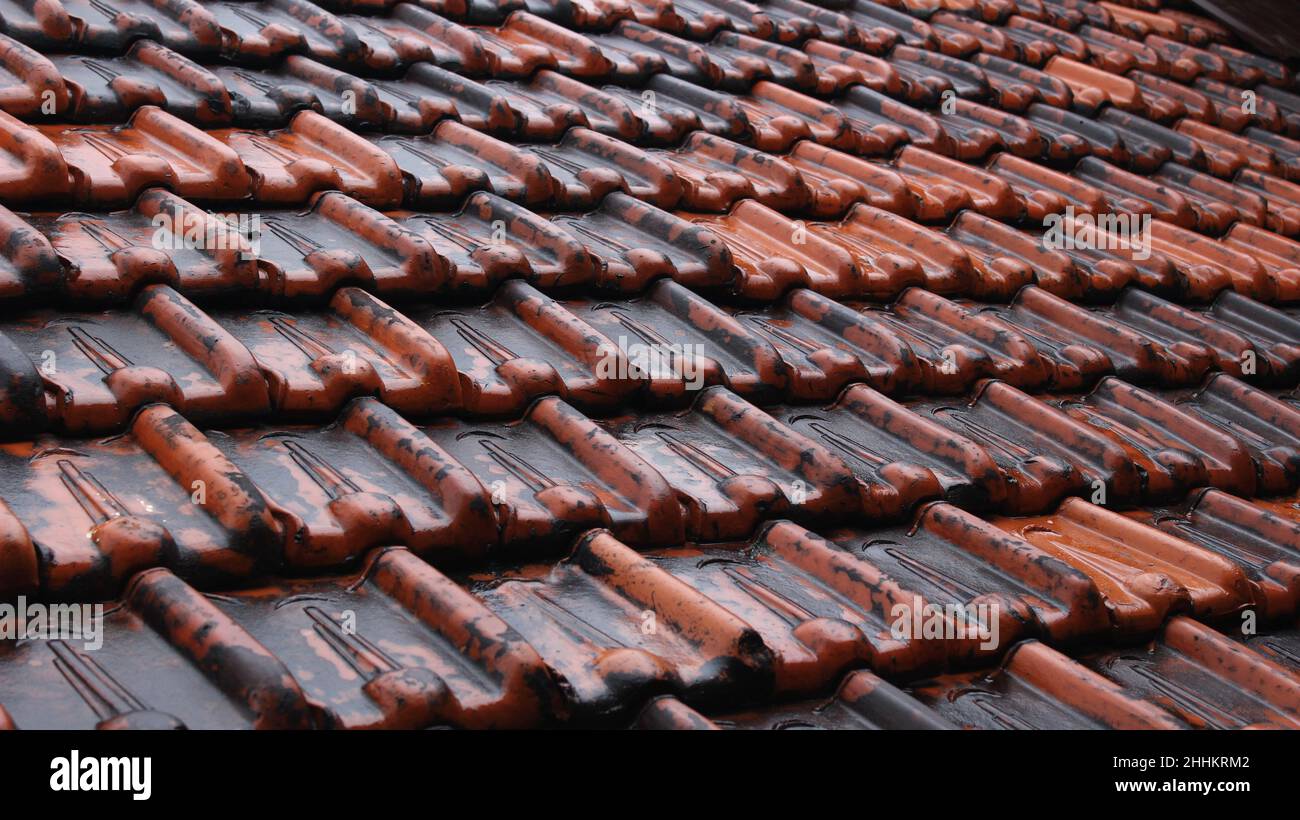 Fliesendächer aus Lehm und haben ein paralleles Muster in jeder Reihe machen einen ästhetischen Eindruck in Ihrem Zuhause Stockfoto