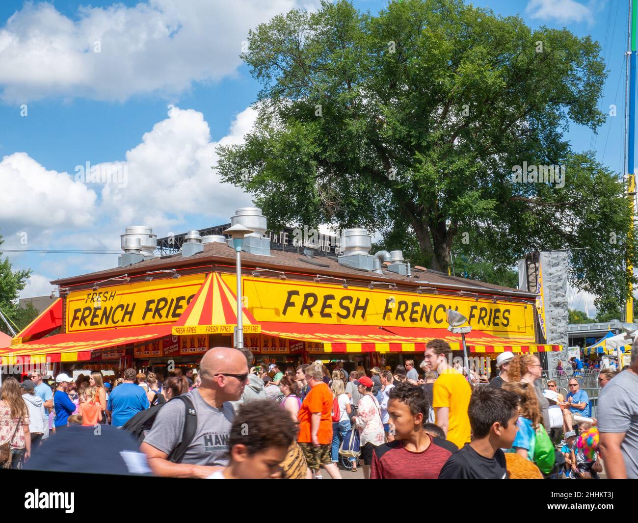FALCON HEIGHTS, MN - 23. AUGUST 2019: State Fair French Fries Food Stand mit Massen von Menschen, die sich auf der größten jährlichen sogar in Minnesota einmischen. Stockfoto