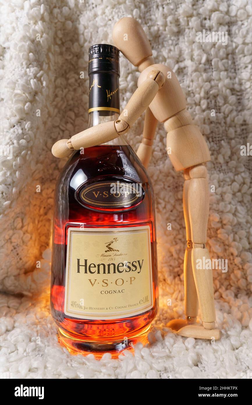 Tjumen, Russland-27. November 2021: Hennessy Markenlogo des berühmten Cognacs aus Frankreich. Selektiver Fokus Stockfoto