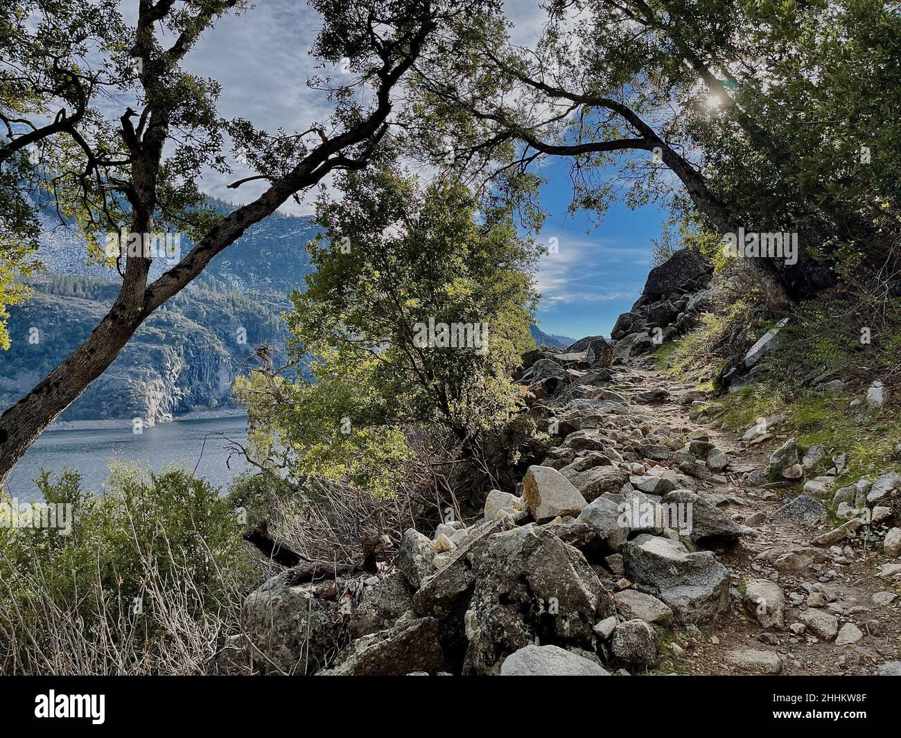 Yosemite National Park, CA, USA 24th. Januar 2022. Ein Wanderweg führt am Nordufer des Hetch Hetchy Reservoir entlang, um zu den Tueeulala Falls, Wapama Falls und vielen anderen schönen Sehenswürdigkeiten zurückzugelangen. Der Hetch Hetchy Stausee hat eine bildschöne Wanderung um die Nordseite des Stausees. (Bild: © Marty Bicek/ZUMA Press Wire) Stockfoto