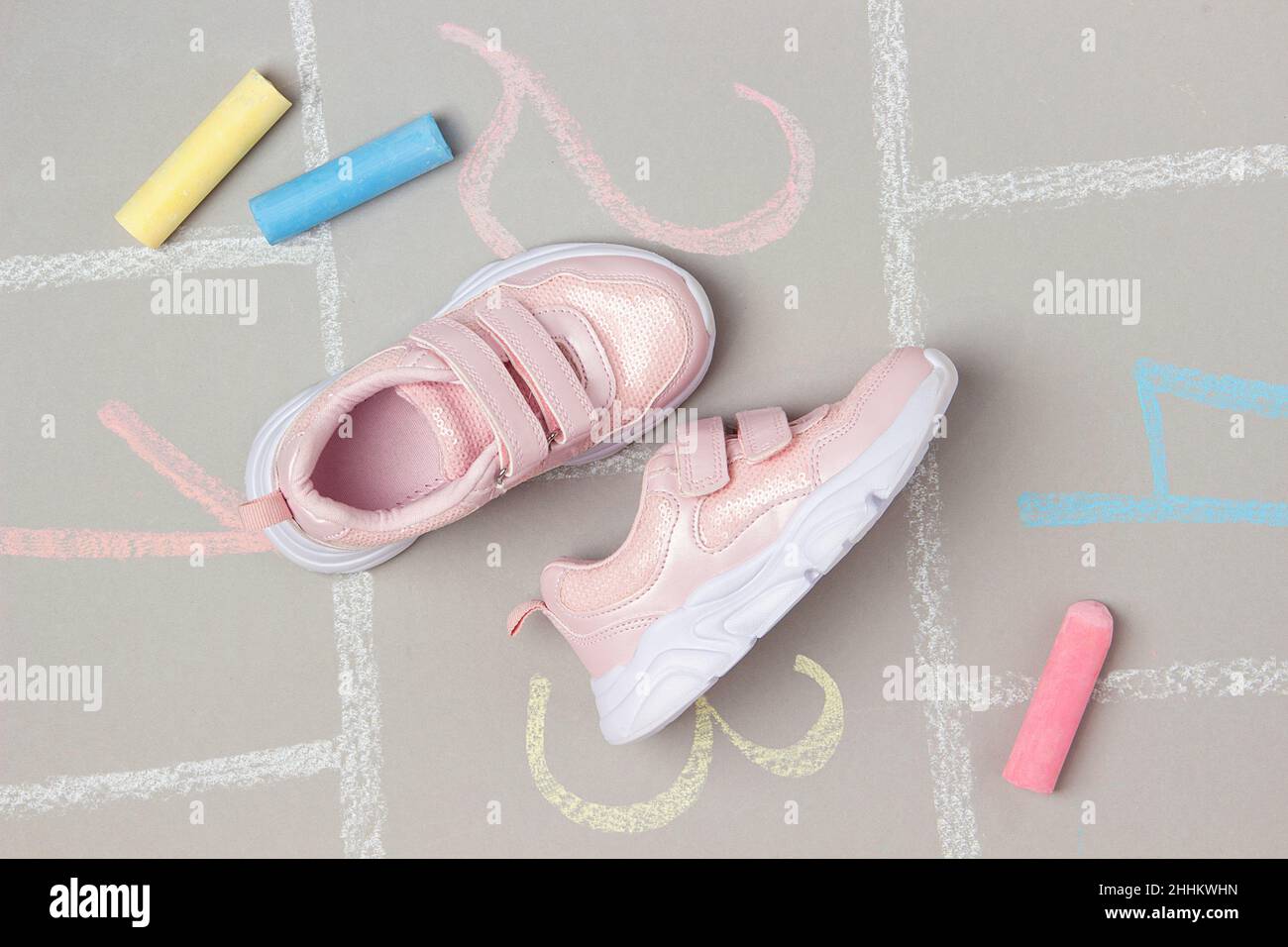 Rosa Sneakers und hopscotch Spiel. Draufsicht Flat Lay. Stockfoto