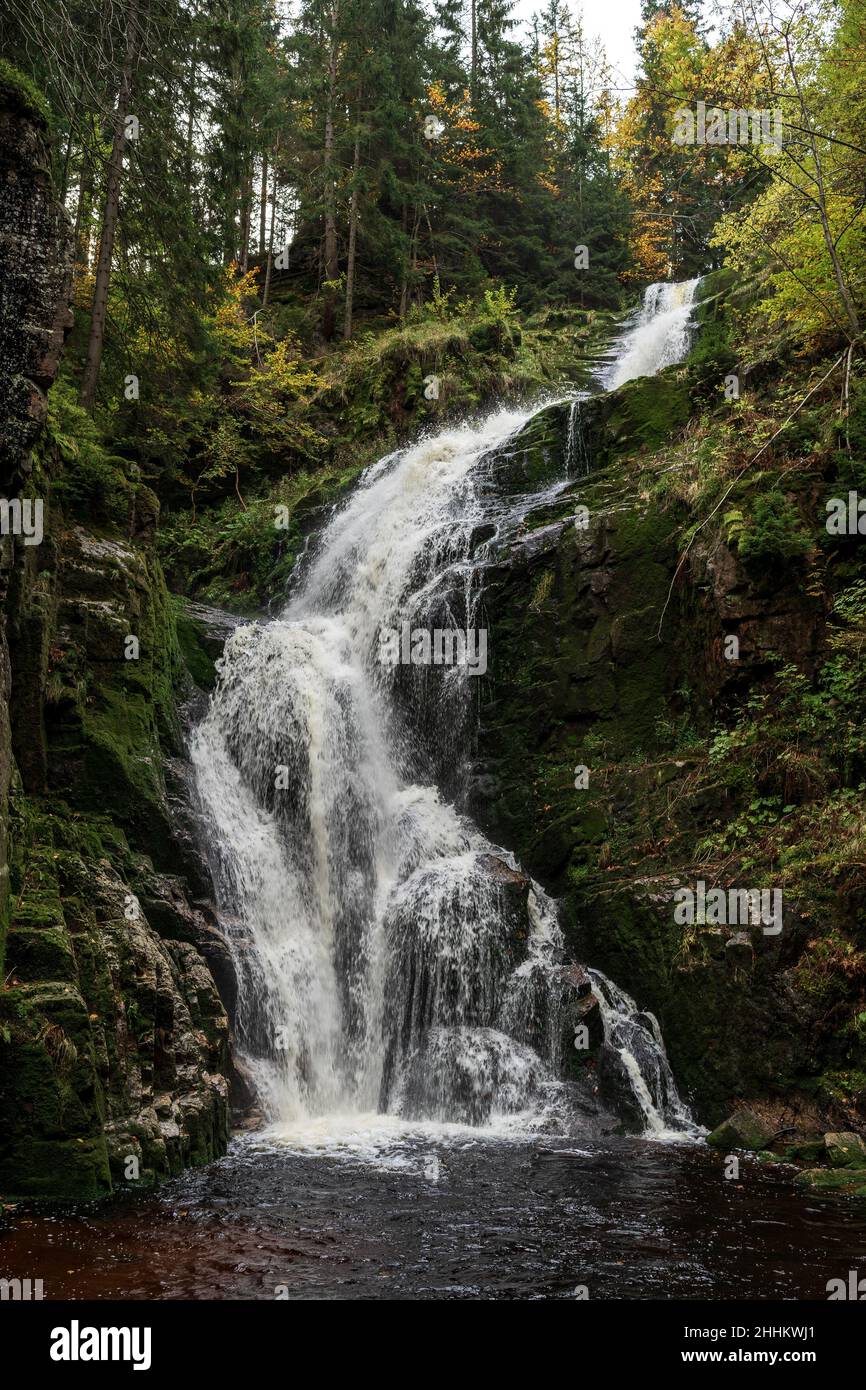 Kamienczyk Wasserfall - der höchste Wasserfall im polnischen Sudetenland in der Nähe der Stadt Szklarska Poreba. Stockfoto