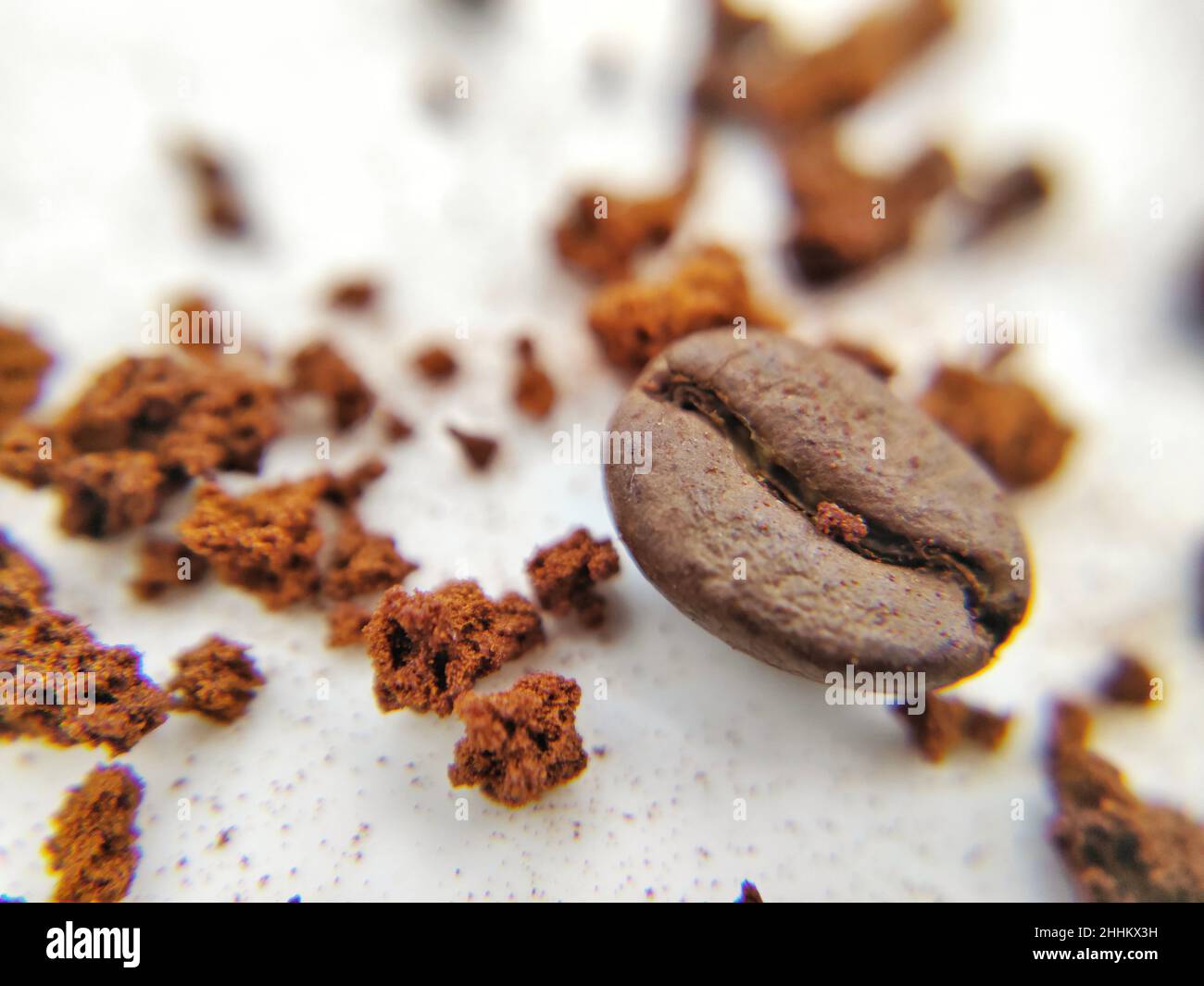Nahaufnahme einer Kaffeebohne auf weißem Hintergrund Stockfoto