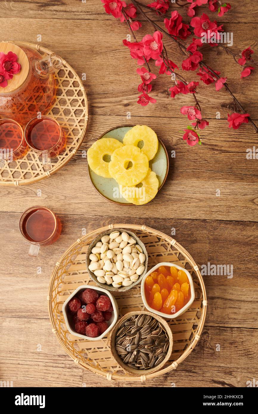 Schüsseln mit Nüssen, Samen und kandierten Früchten zum Tee auf chinesischem New Yeer Stockfoto