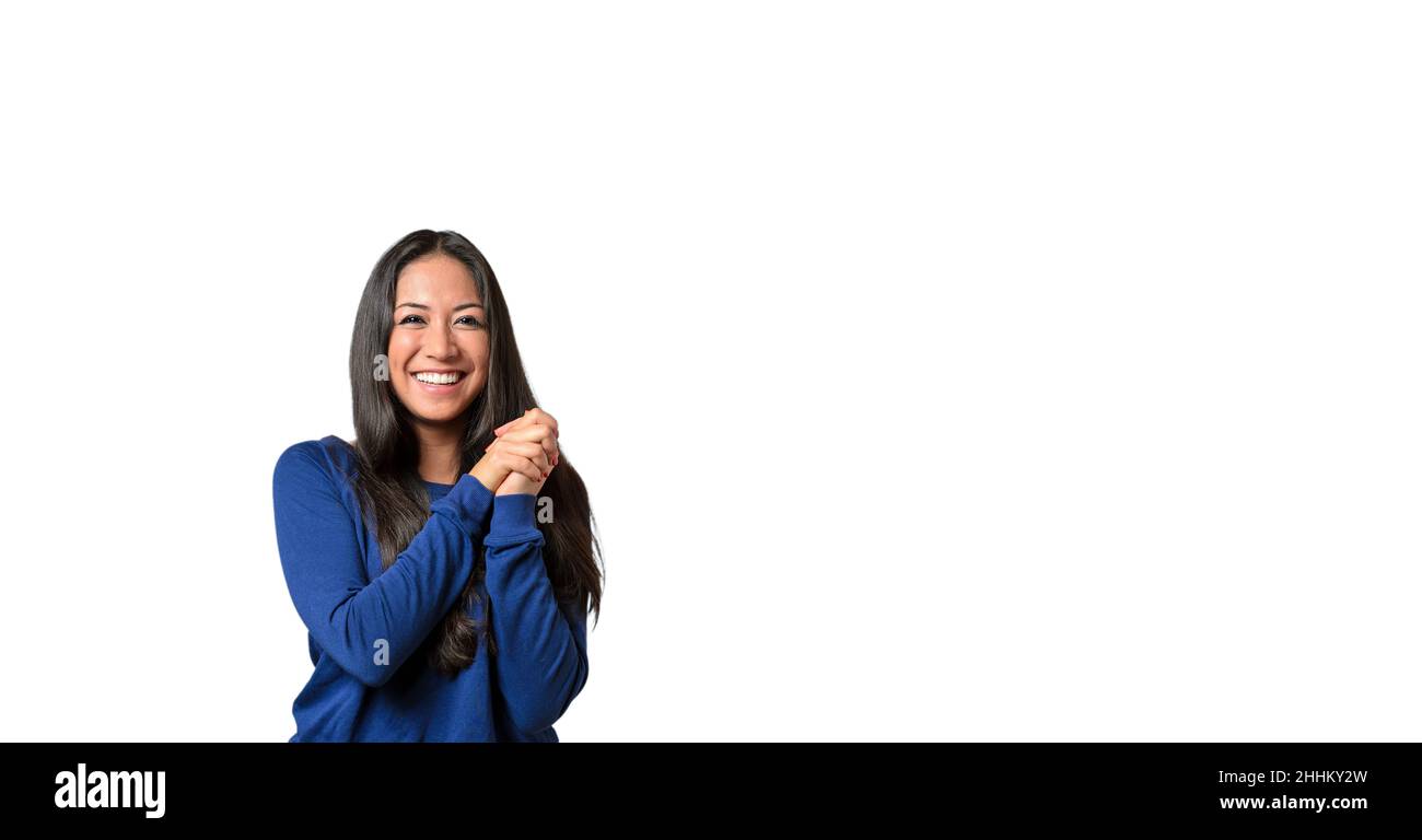 Glückliche junge Frau mit einem schönen Lächeln und zusammengekrallten Händen, die auf einem weißen Hintergrund mit Copyspace posieren Stockfoto