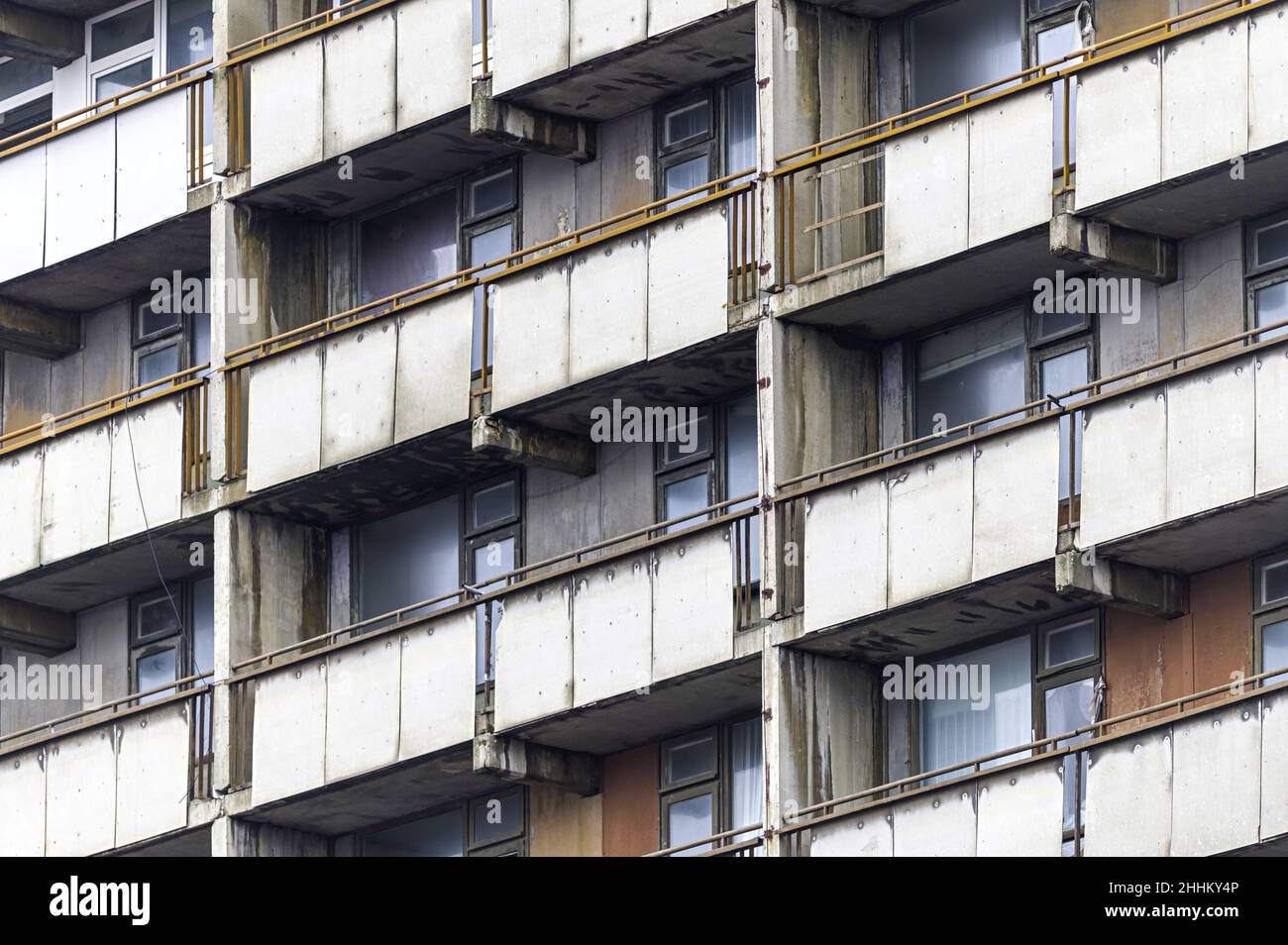 Verwitterte Fassade eines alten sozialistischen Fertighauses Stockfoto