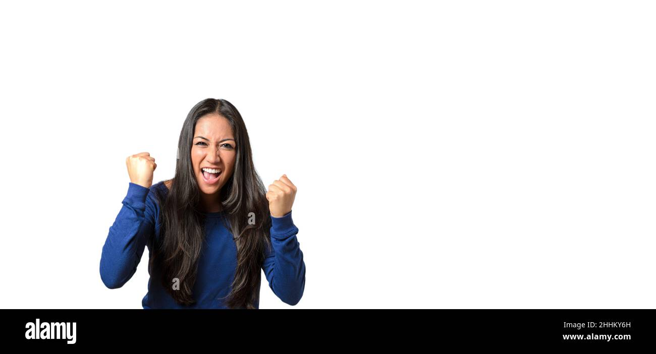 Enthusiastische junge Frau, die mit ihren Fäusten einen temperamentsgroßen Wutanfall wirft und mit Copyspace über Weiß die Kamera anschreit Stockfoto