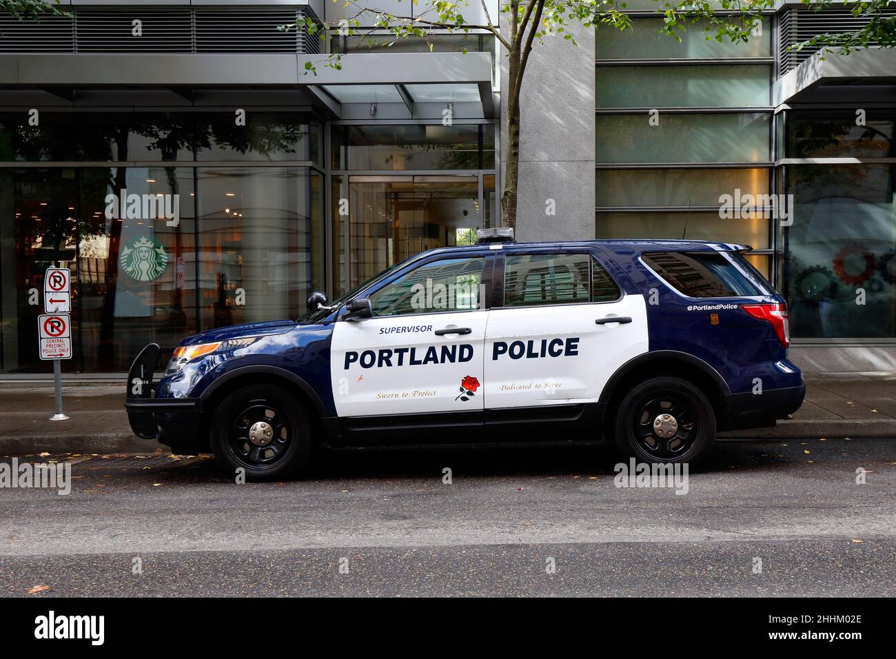 Ein Polizeiauto von Portland, das an einer Straße im zentralen Geschäftsviertel der Innenstadt von Portland, Oregon, geparkt wurde. Stockfoto