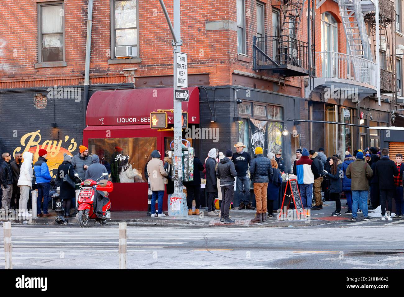 Menschen, die bei einem Pop-up-Event des Gotham Burger Social Club in Ray's Bar in der Rivington Street in der Lower East Side, New York, um Essen anstehen, 8. Januar 2022. Stockfoto