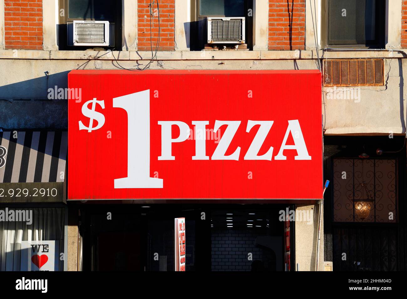 Eine Dollar Pizza Markise in einer 2 Bros Pizza Kette im Chelsea Viertel von Manhattan, New York, NY. Markise mit '$1 Pizza' in großen Buchstaben. Stockfoto