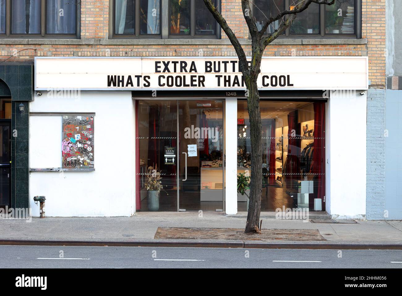 Extra Butter, 125 Orchard St, New York, NYC Schaufensterfoto einer Streetwear-Modeboutique in der Lower East Side von Manhattan. Stockfoto