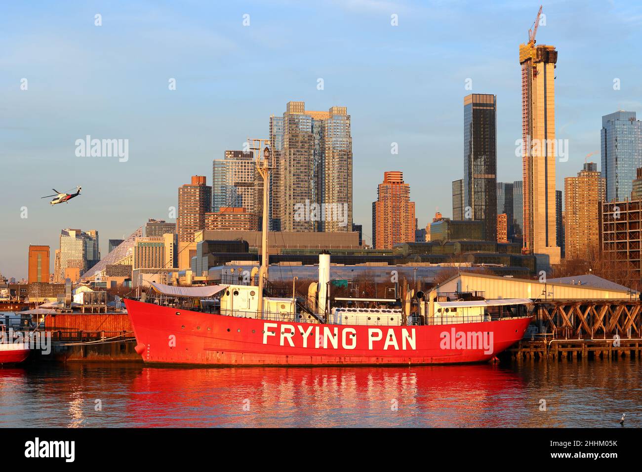 Das Frying Pan-Feuerschiff am Pier 66, Hudson River Park, New York. Ein historisches Schiff zur goldenen Stunde mit der Skyline von midtown manhattan im Hintergrund. Stockfoto