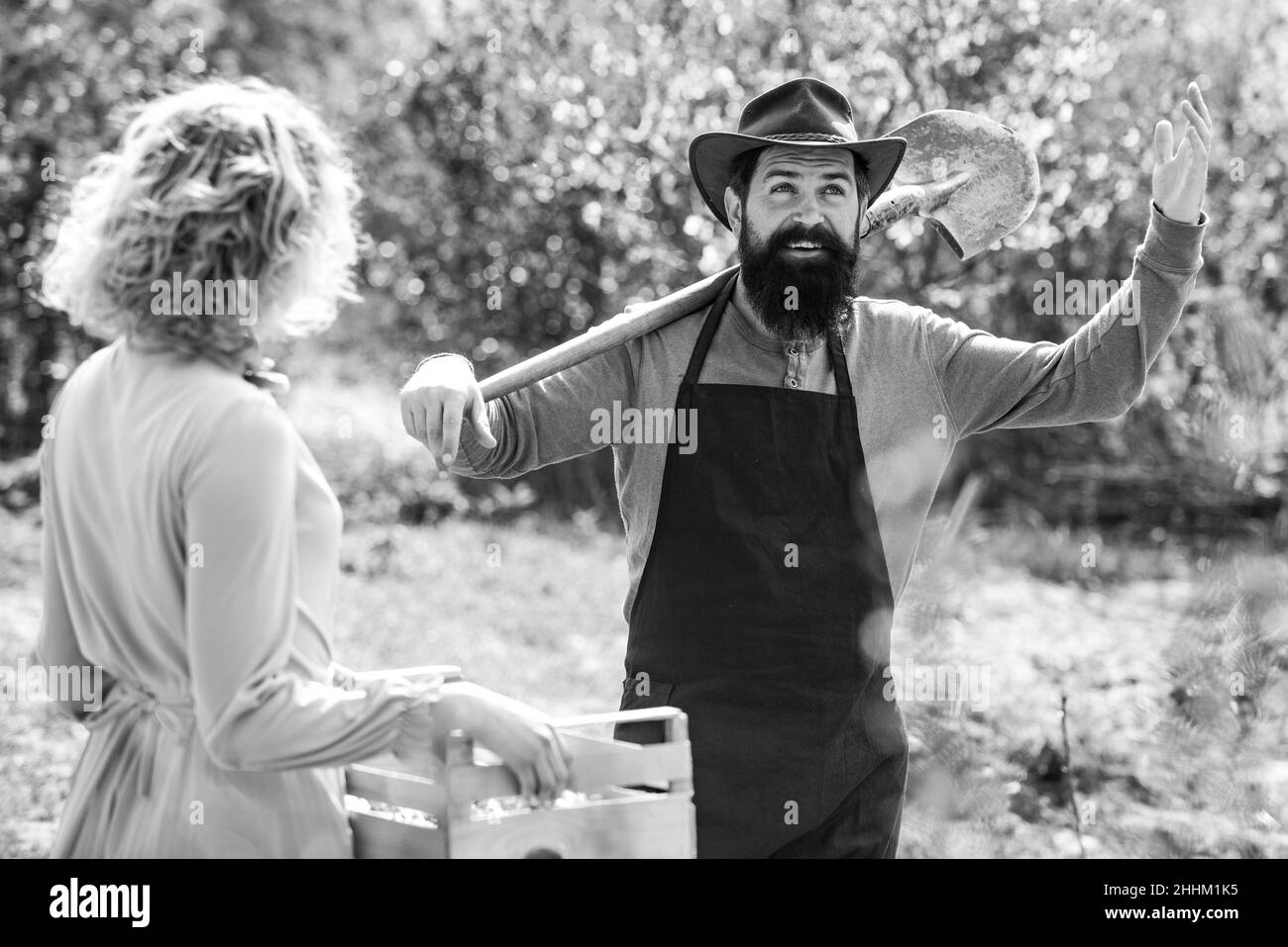 Bauern arbeiten auf dem Feld. Portrait von zwei Bauernhöfen, die gemeinsam im Garten arbeiten. Paar auf dem Bauernhof auf dem Land Hintergrund. Stockfoto