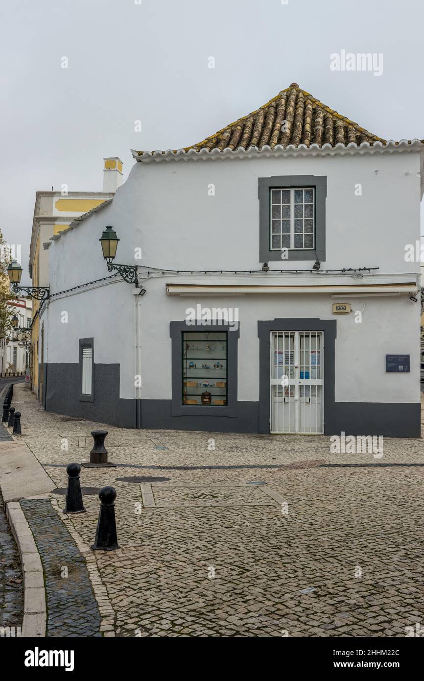 Die alten Gebäude von Faro während eines regnerischen Tages in Portugal Stockfoto