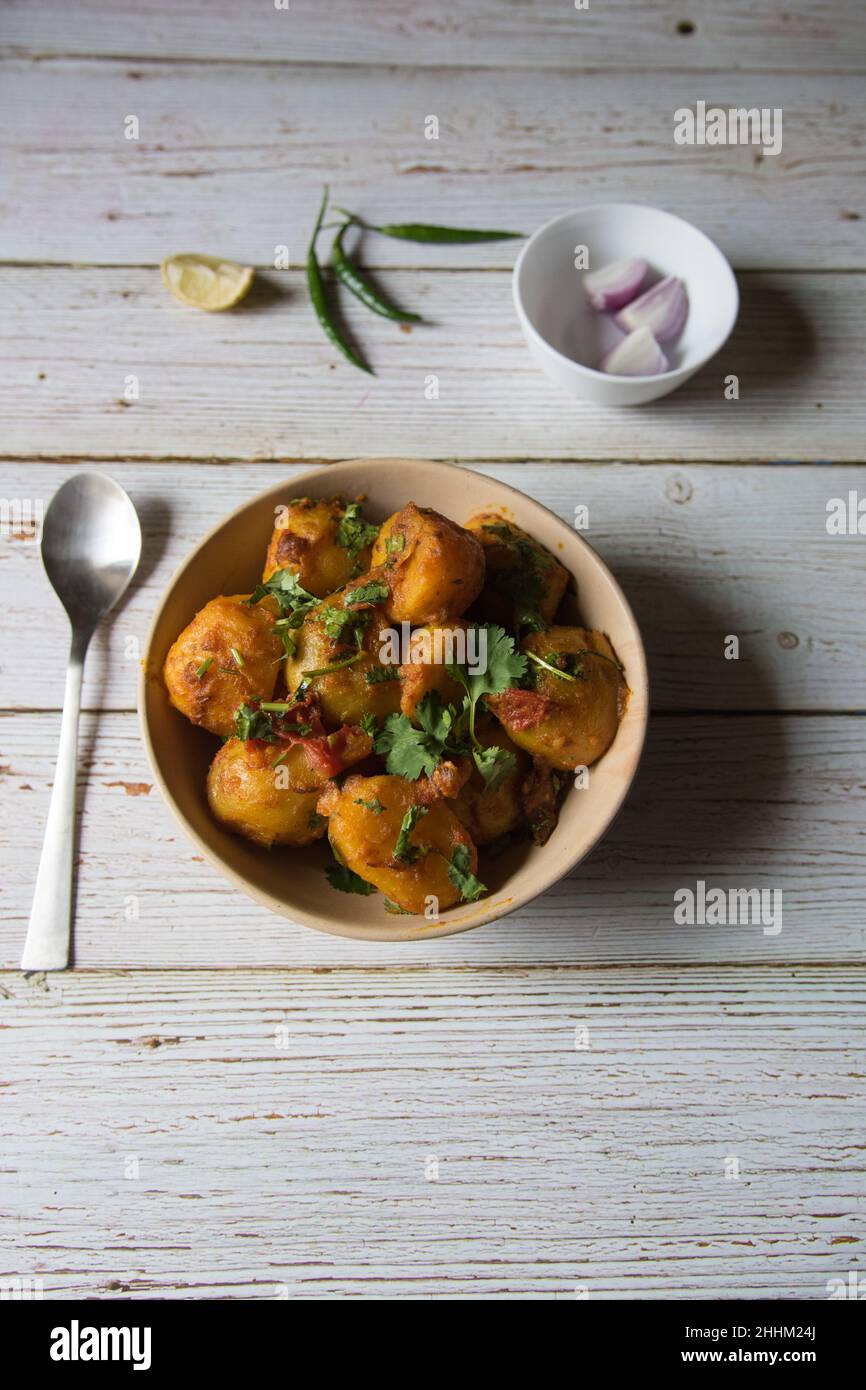 Beliebte indische Lebensmittel Dum aloo oder Kartoffel-Masala Soße in einer Schüssel. Draufsicht. Stockfoto