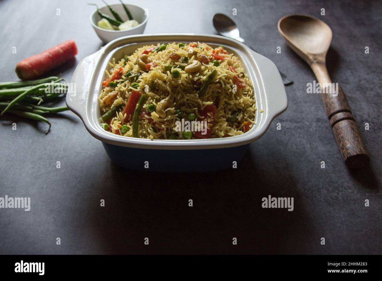 Hausgemachter indischer Lunch Artikel Pulao oder gebratener Gemüse Reis oder Biryani in einer Schüssel serviert. Nahaufnahme. Stockfoto