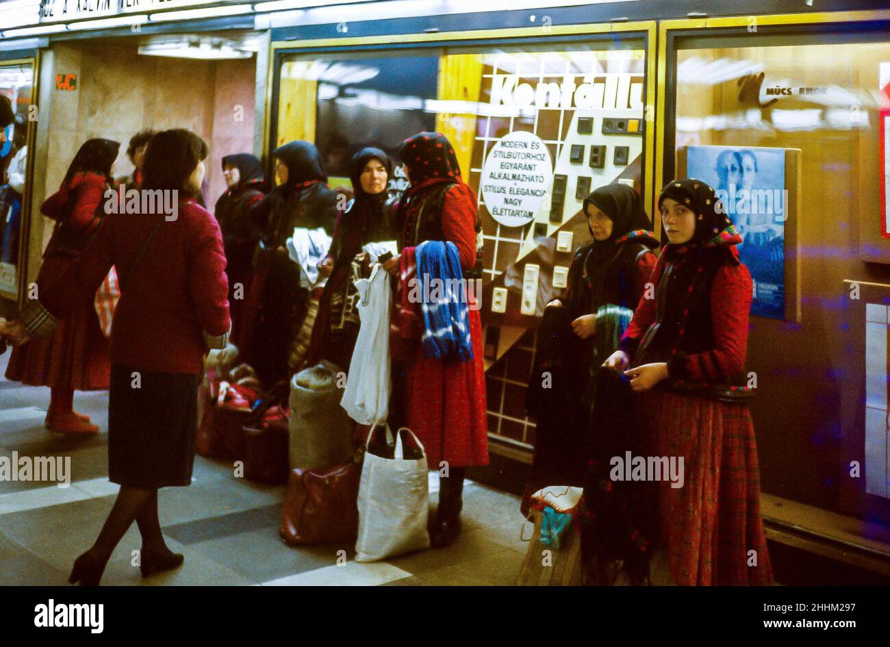 Zigeunerinnen (Roma), die in einer Budapester Straße Textilien verkaufen, 1983. Ihre verärgerliche Art deutet darauf hin, dass sie Störungen durch die Behörden antizipieren. Stockfoto