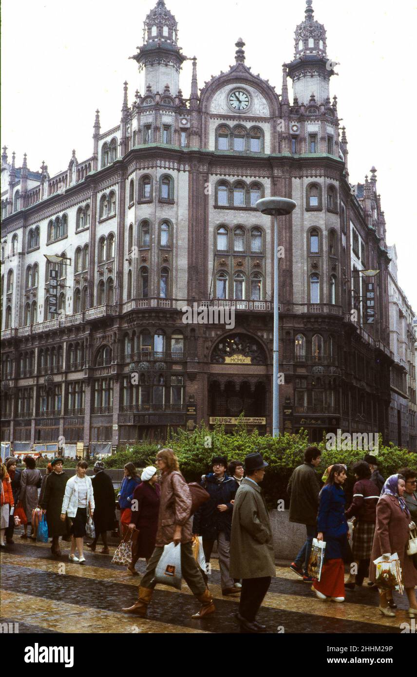 Straßenszene in der Innenstadt von Budapest, Ungarn im Jahr 1983 Stockfoto