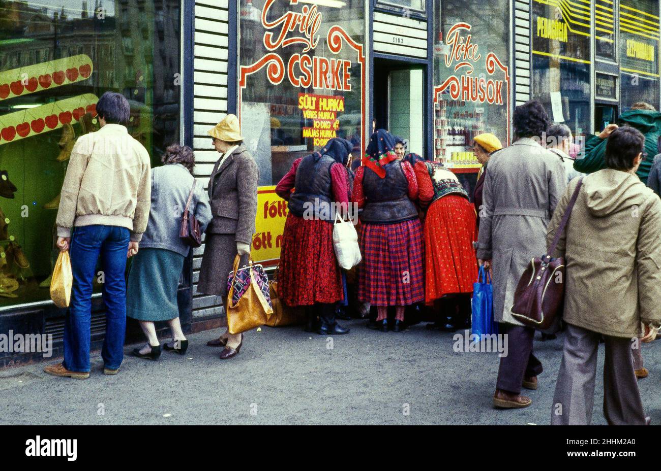 Zigeunerinnen (Roma), die in einer Budapester Straße Textilien verkaufen, 1983. Ihre verärgerliche Art deutet darauf hin, dass sie Störungen durch die Behörden antizipieren. Stockfoto