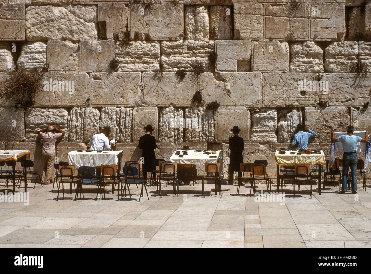 Juden, die an der Klagemauer in Jerusalem, Israel, anbeten (1985) Stockfoto