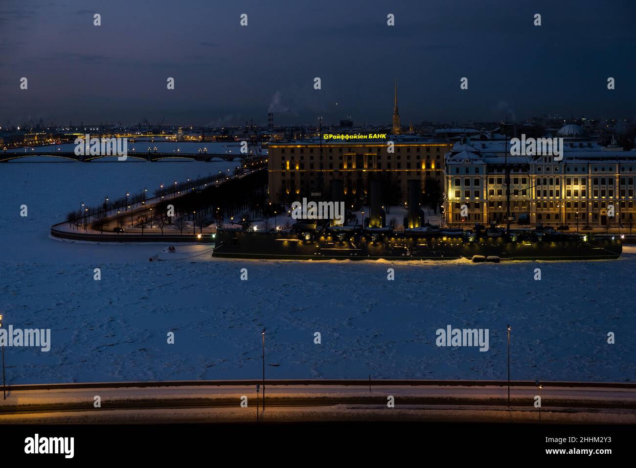 St. Petersburg, Russland - Dezember, 2021: Blick auf das historische Schlachtschiff Aurora Cruiser im gefrorenen Fluss Neva am frühen Morgen. Stockfoto