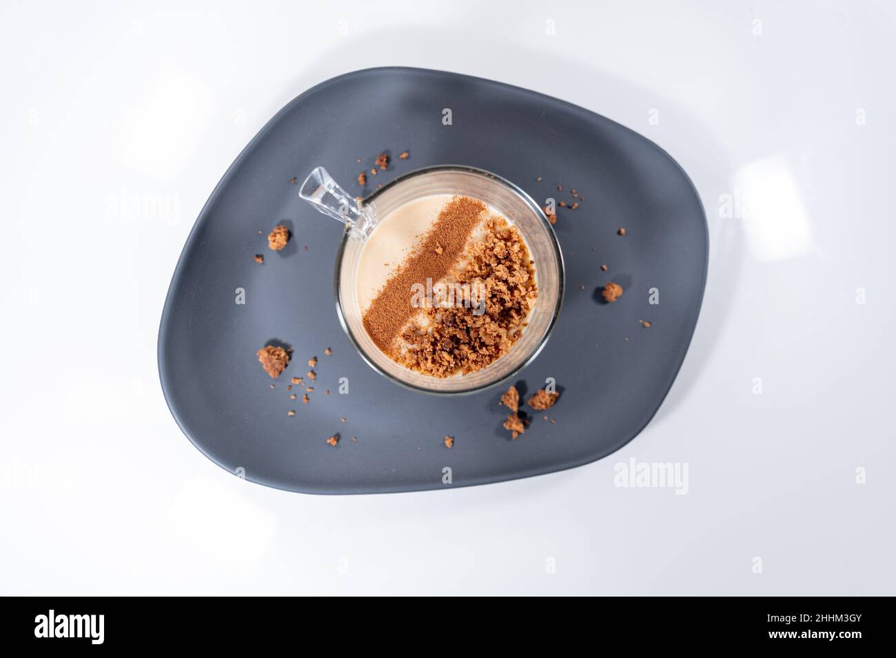 Vanillecreme-Glas mit Zimt-Kaffee Stockfoto