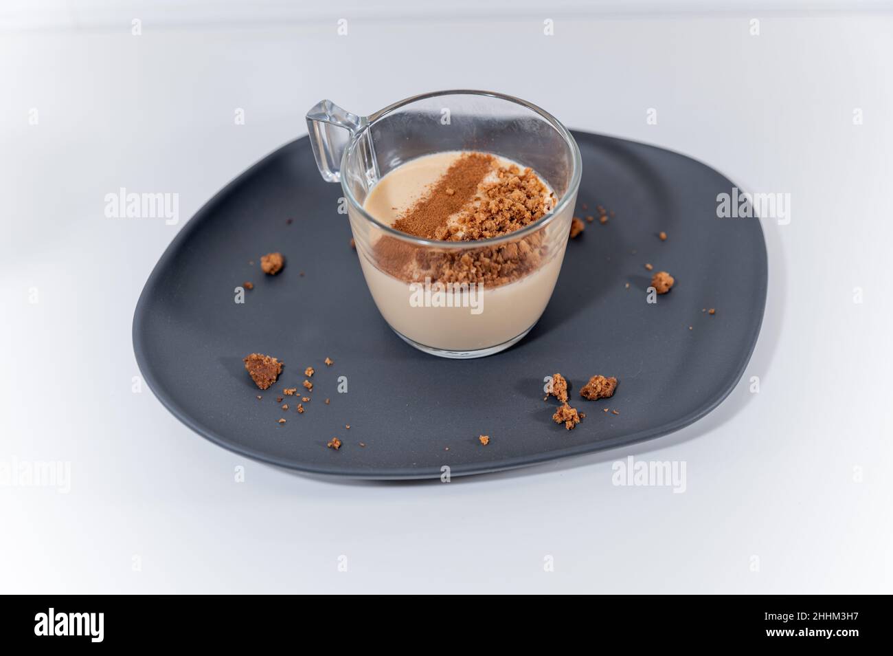 Vanillecreme-Glas mit Zimt-Kaffee Stockfoto