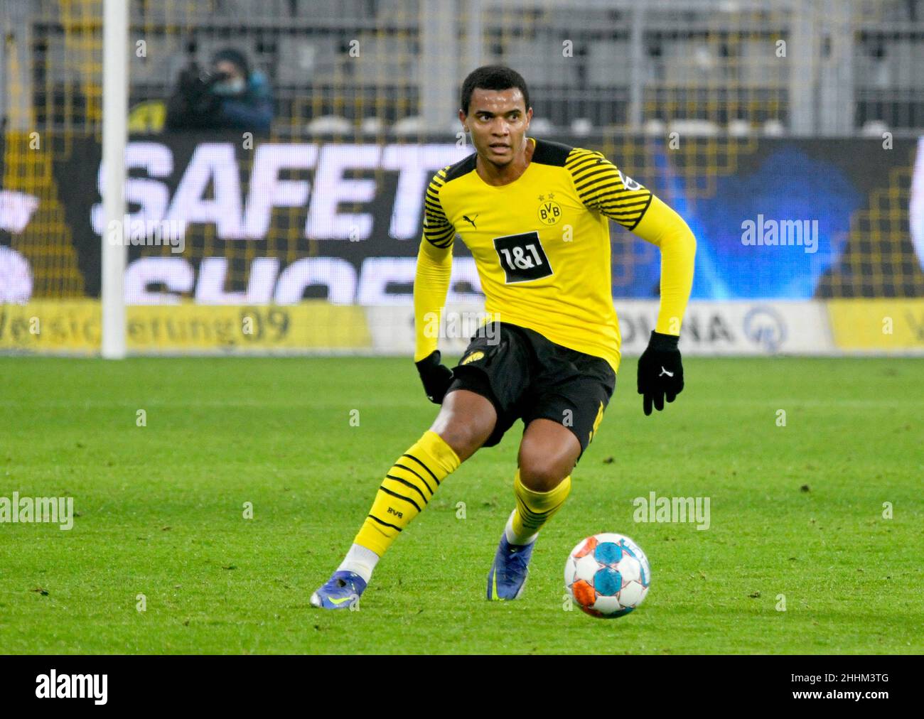 Signal Iduna Park Dortmund, Deutschland, 14,1.2022, Fußball: Bundesliga-Saison 2021/22, Spieltag 19, Borussia Dortmund (BVB) gegen SC Freiburg (SCF) - Manuel Akanji (BVB) Stockfoto