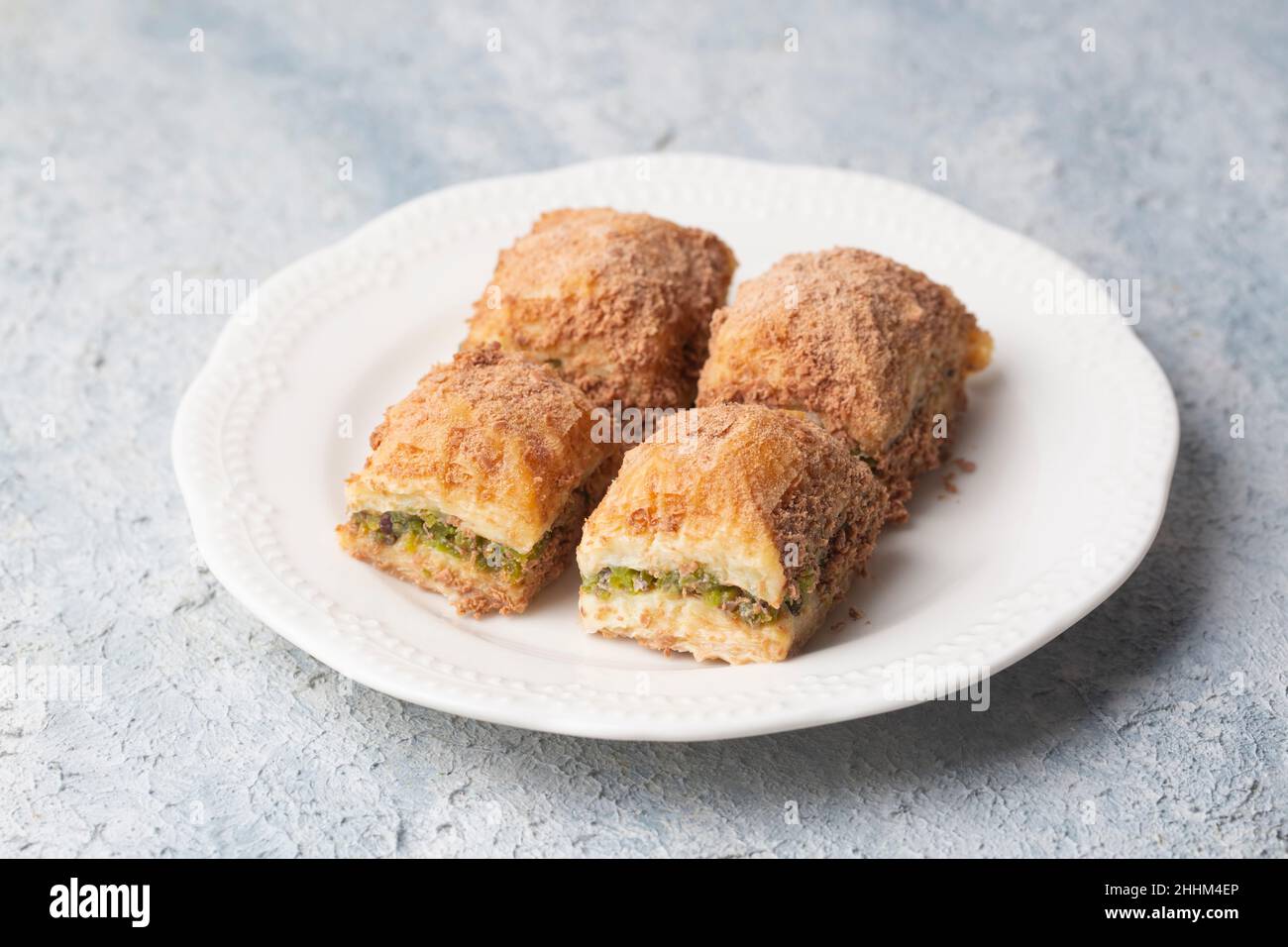 Traditionelles türkisches neues Dessert kalter milchiger Baklava mit Pistazie (türkischer Name; Soguk Baklava) Stockfoto