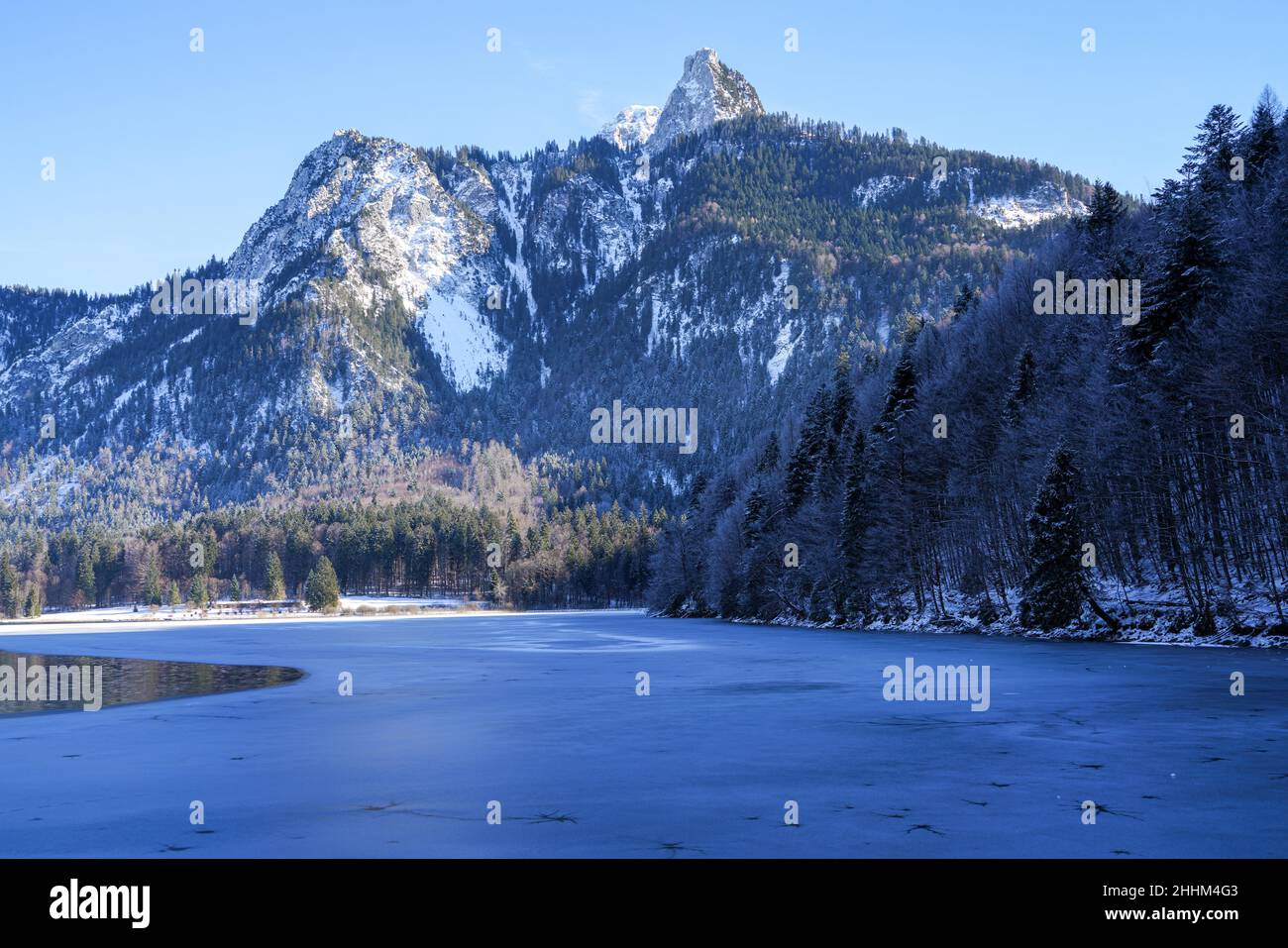 Winterlandschaft am teilweise eisbedeckten Alpsee in der bayerischen Schwangau. Stockfoto