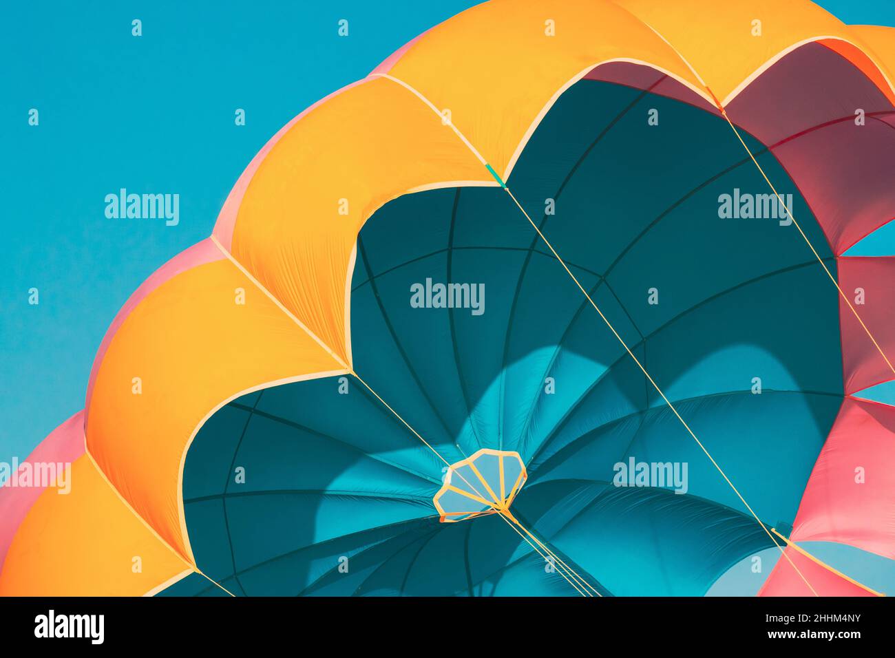 Schließen Mehrfarbiger Fallschirm für Parasailing auf dem Hintergrund des blauen Himmels Stockfoto