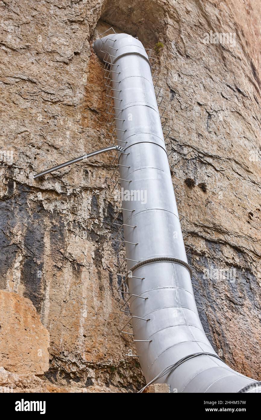 Wasser, das über einen Differenzpegel in den Fels gräbt Stockfoto