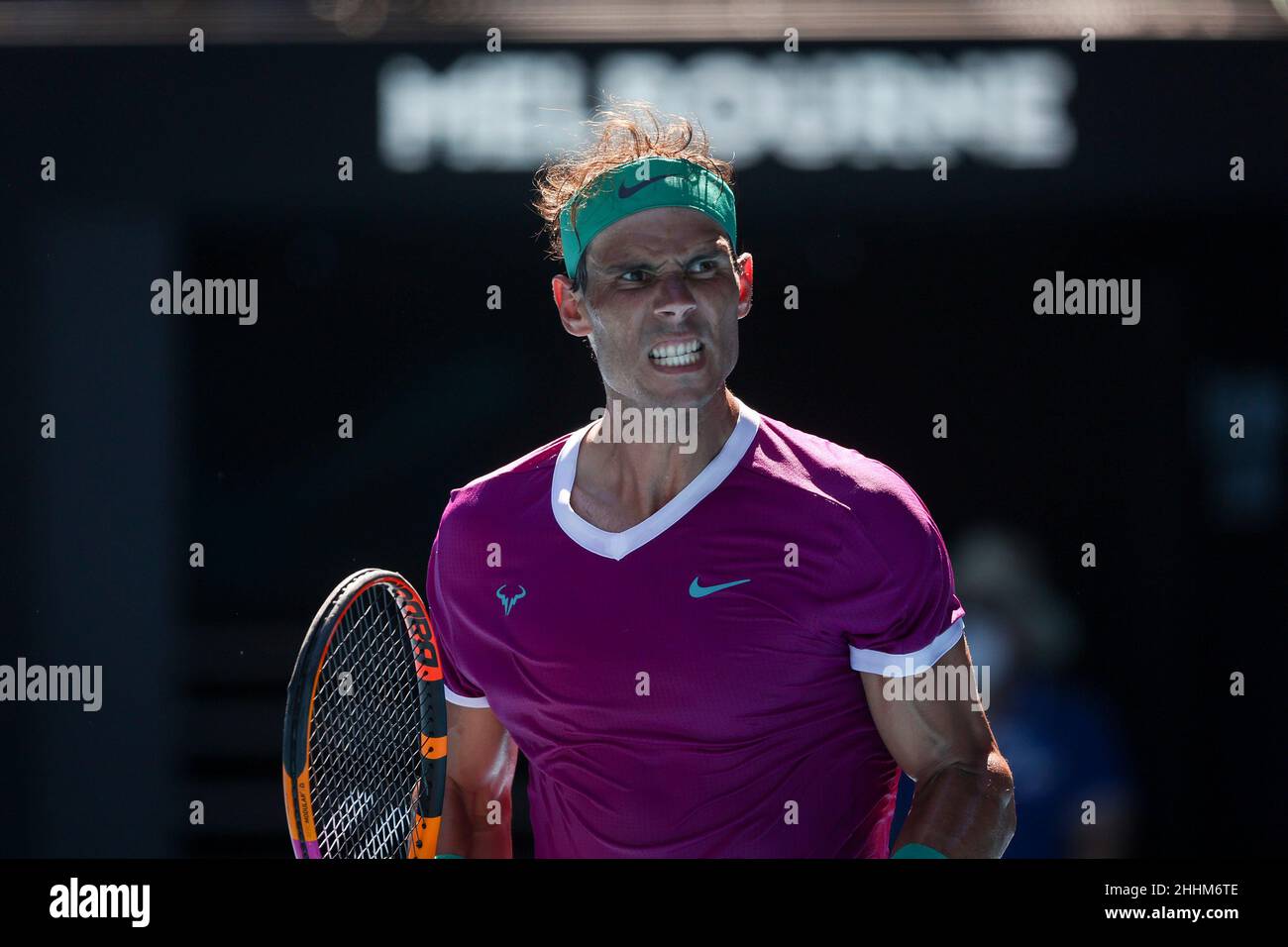 Melbourne, Australien. 25th. Januar 2022. Der spanische Tennisspieler Rafael Nadal feiert während des Australian Open Turniers am Dienstag, den 25January 2022. © Jürgen Hasenkopf / Alamy Live News Stockfoto