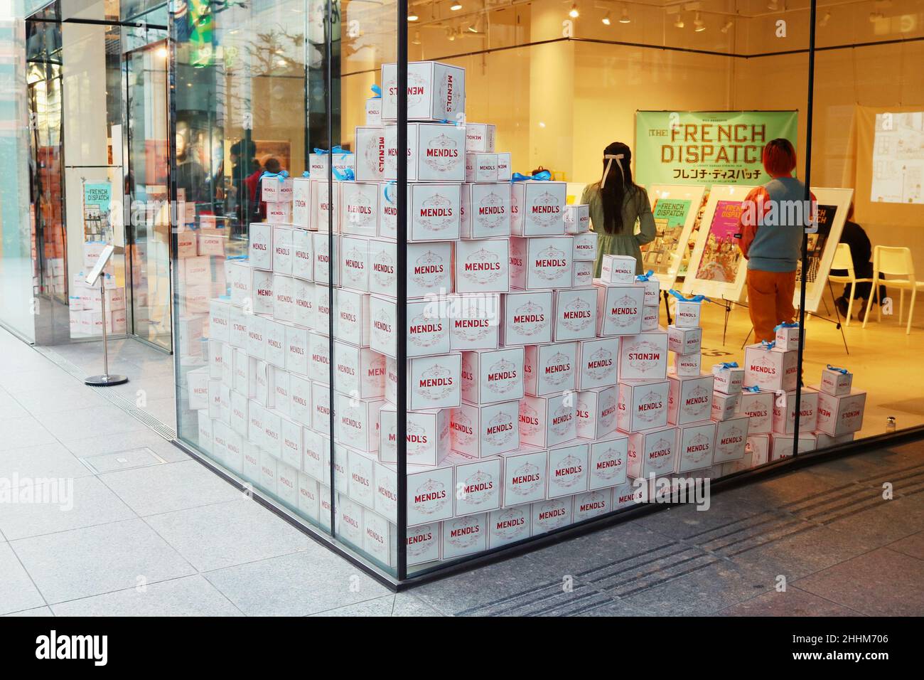 Fenster einer Galerie im Shibuya-Viertel von Tokio, in der eine Wes Anderson-Ausstellung mit dem neuen Film The French Dispatch gezeigt wurde. (22/1/2022) Stockfoto