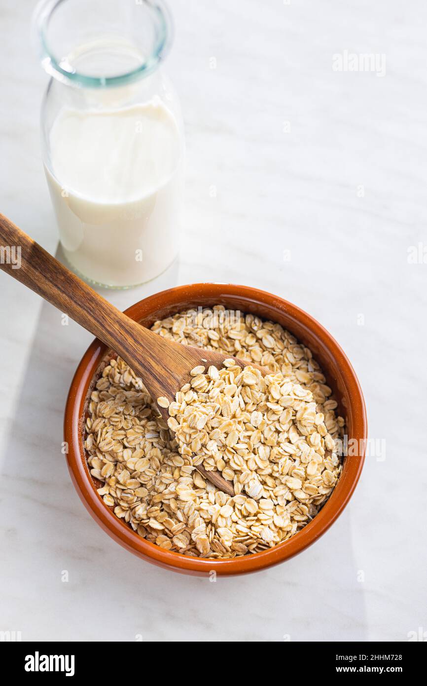 Frühstückscerealien. Ungekochte Haferflocken. Rohe Haferflocken in einer Schüssel. Draufsicht. Stockfoto