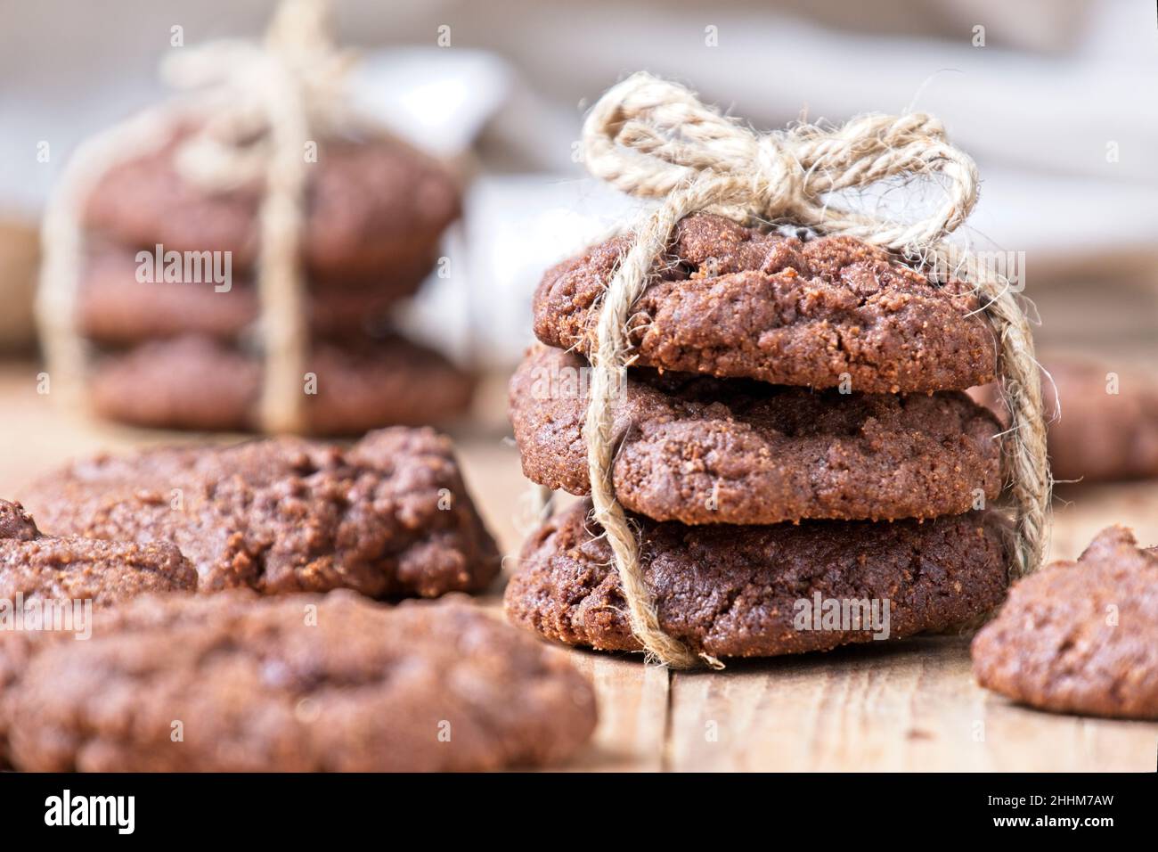 Nahaufnahme von gestapelten Choc-Chip-Cookies, die mit einer Schnur zusammengebunden sind. (Selektiver Fokus) Stockfoto