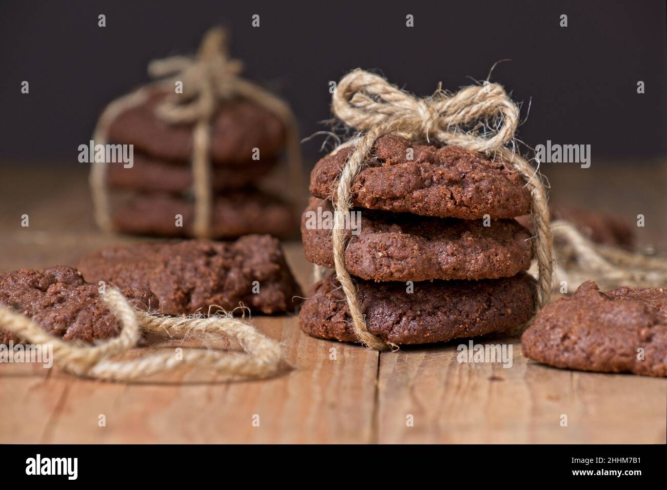 Choc-Chip-Cookies, die aufeinander gestapelt und mit brauner Schnur gebunden sind (selektiver Fokus) Stockfoto