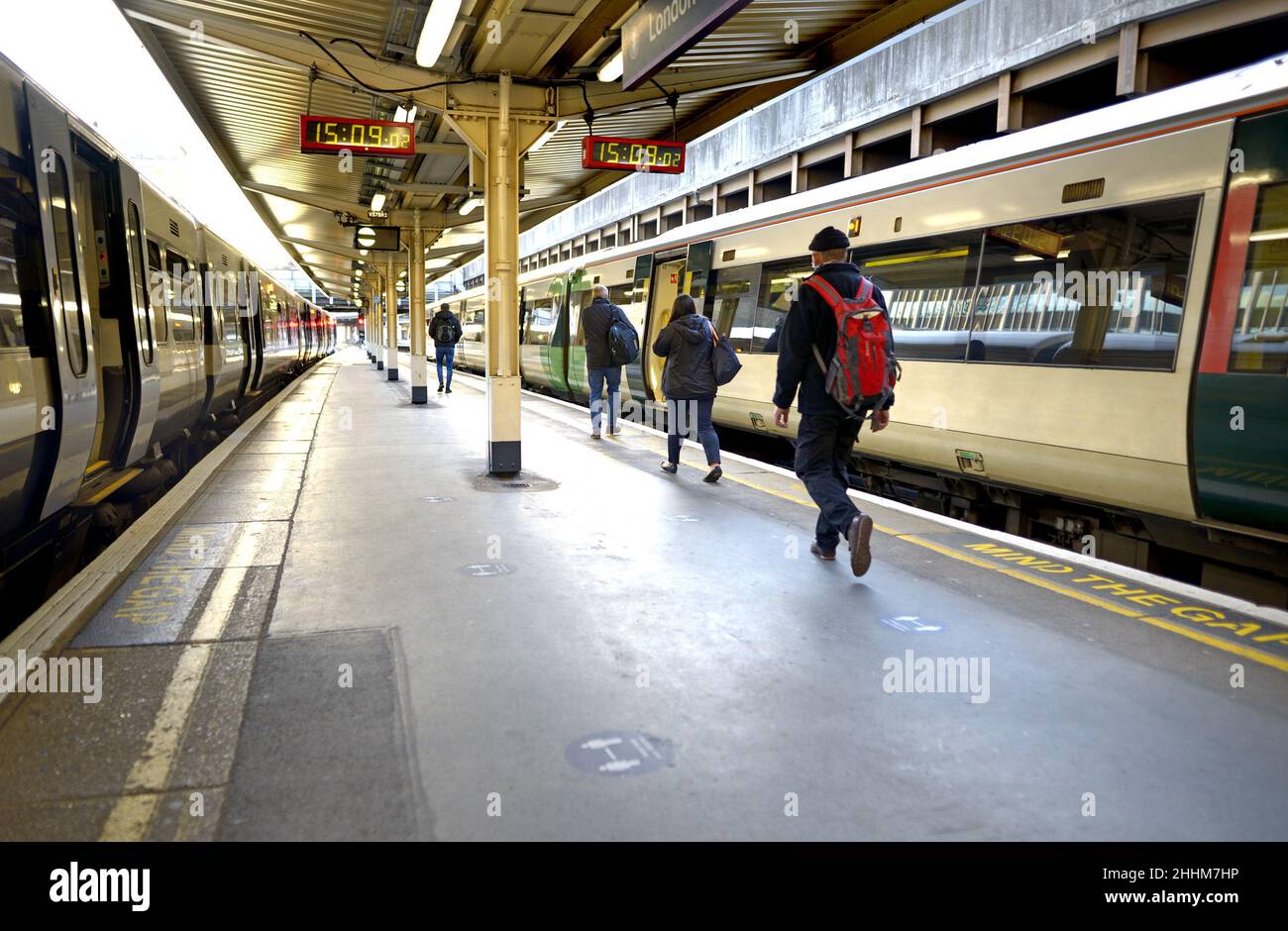 London, England, Großbritannien. Victoria Station - Passagiere auf dem Bahnsteig Stockfoto