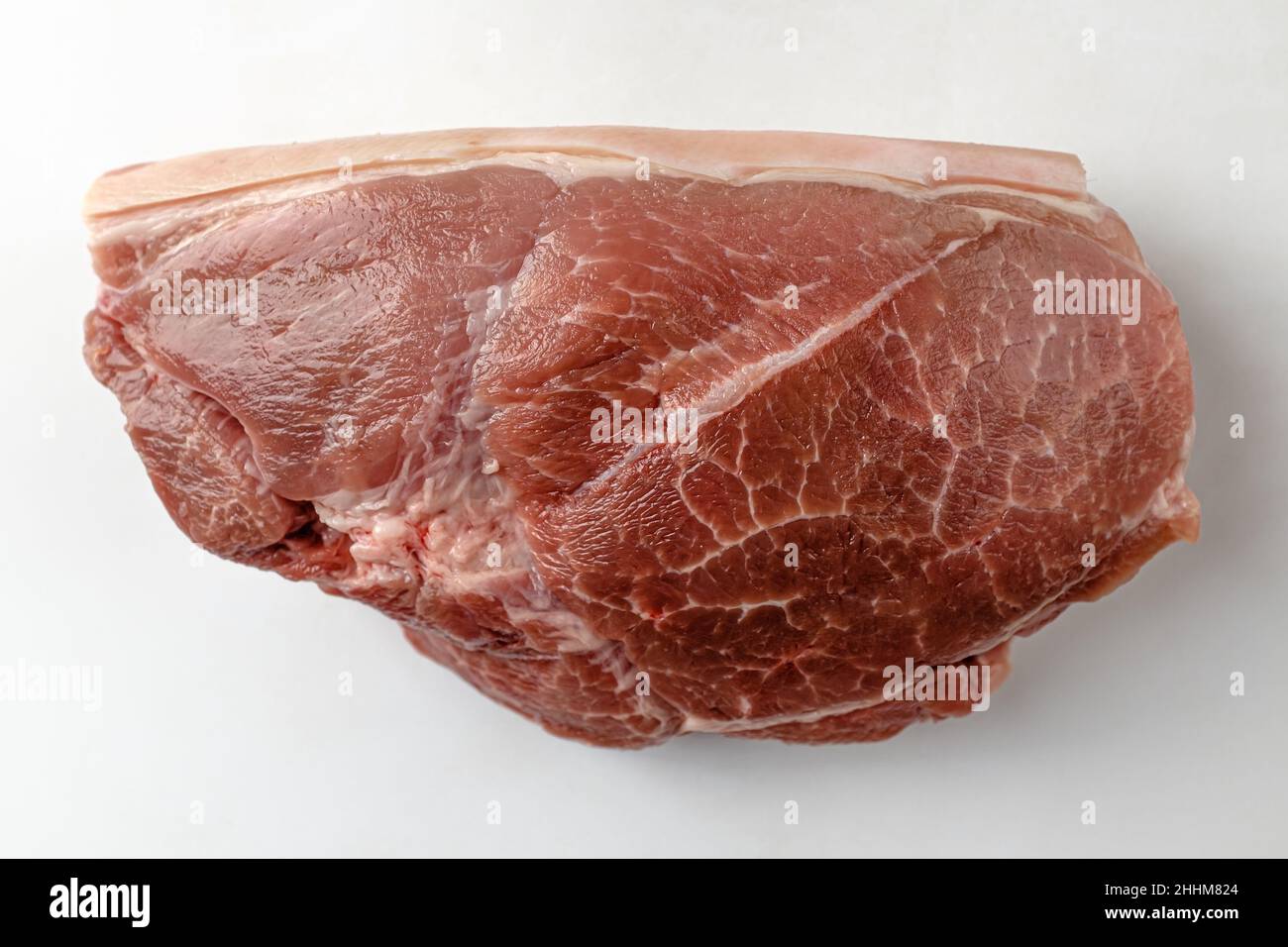 Schweinefleisch Vorderbeinfleisch auf weißem Hintergrund Stockfoto