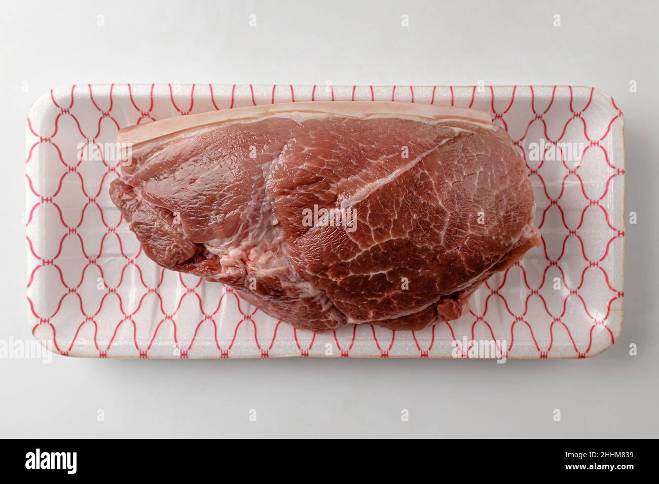 Schweinefleisch Vorderbeinfleisch auf weißem Hintergrund Stockfoto