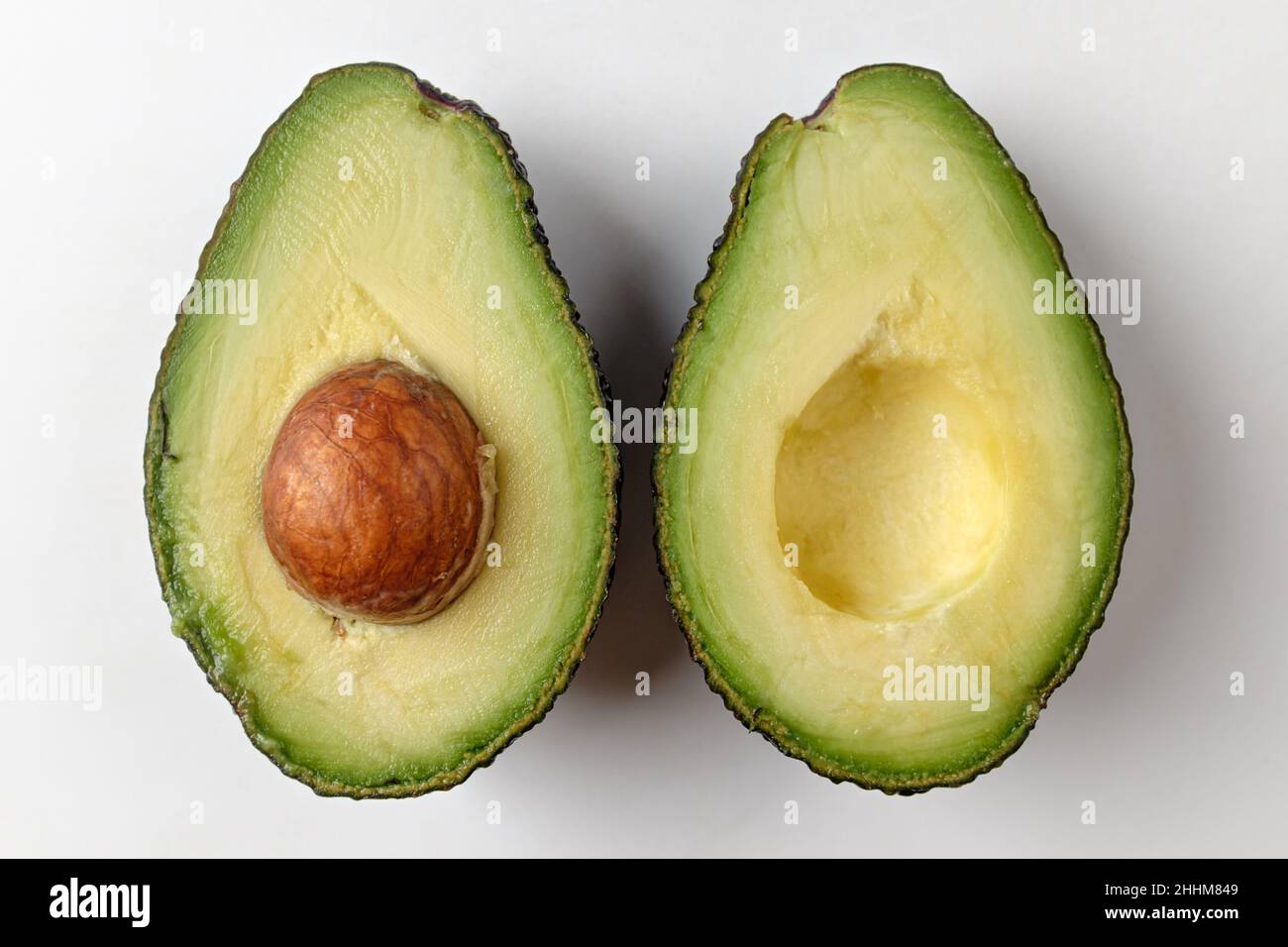 Avocado auf weißem Hintergrund Stockfoto