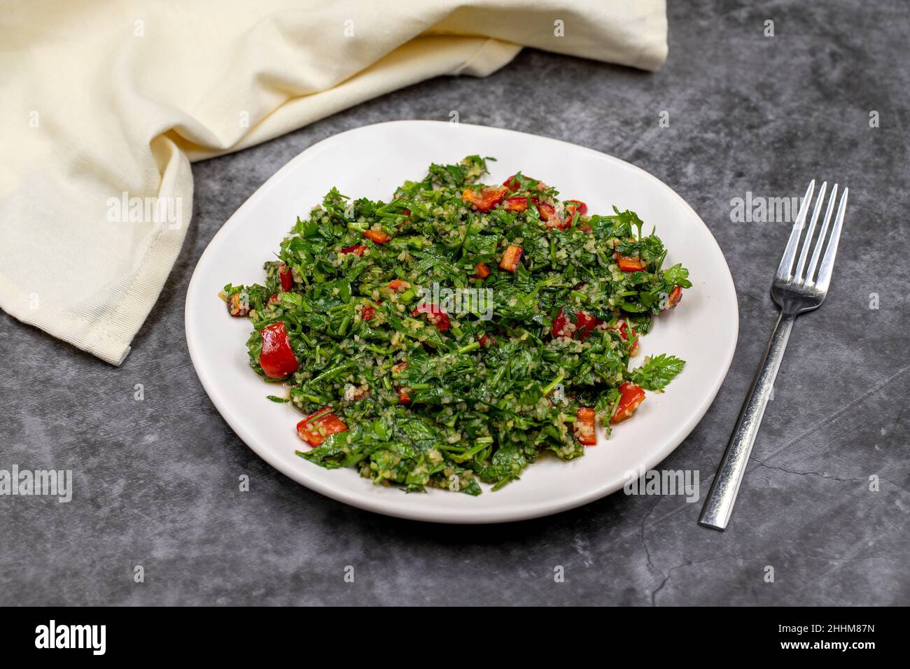 Rohzutaten Kochen Salat tabouli horizontale Ansicht. Gesunde Ernährung Stockfoto