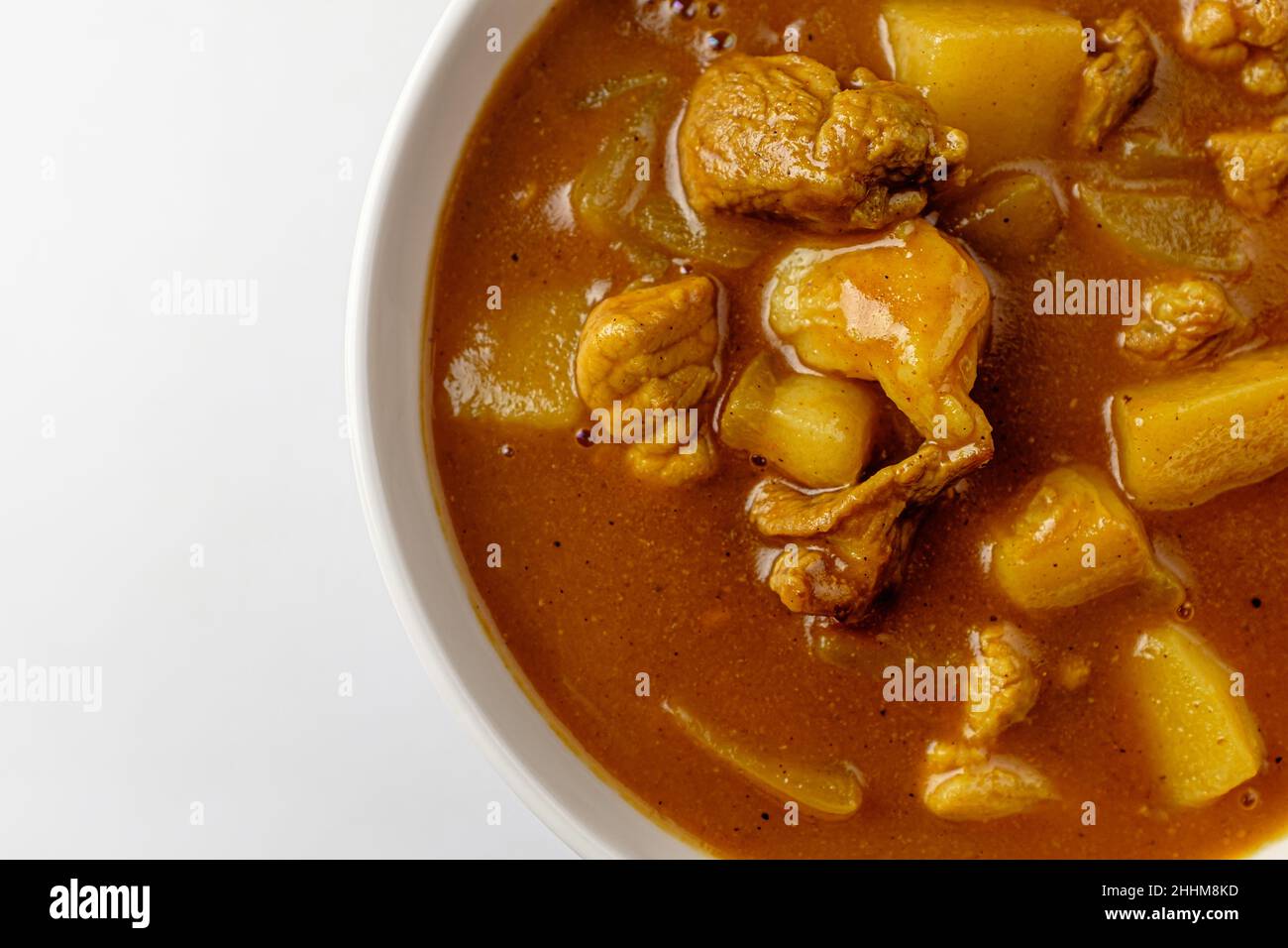 Curry mit Gewürzen auf weißem Hintergrund Stockfoto