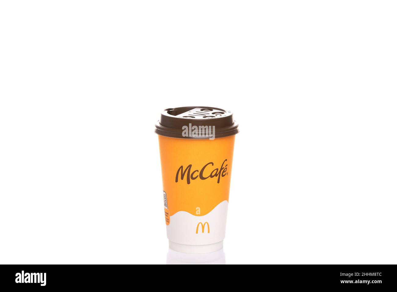 tasse feiner Americano von McDonald's mit Deckel auf weißem Hintergrund Stockfoto