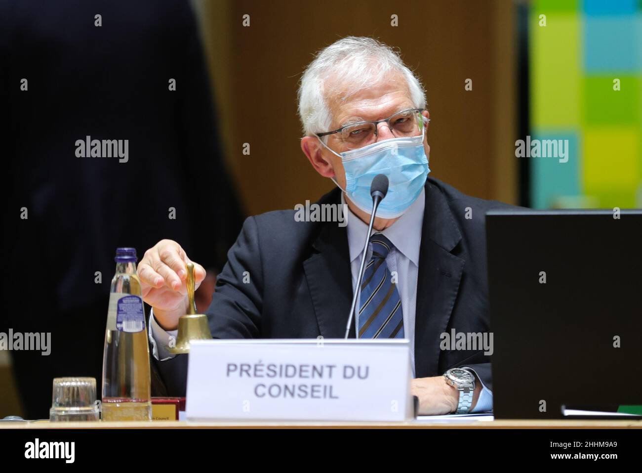 Brüssel, Belgien. 24th Januar 2022. Josep Borrell, hohe Vertreterin der Europäischen Union (EU) für Außen- und Sicherheitspolitik, nimmt am 24. Januar 2022 an einem Treffen der Außenminister der EU-Mitgliedstaaten in Brüssel, Belgien, Teil. Die Europäische Union (EU) ist bereit, sich gegen mögliche russische Cyber-Angriffe oder hybride Bedrohungen zu verteidigen, wenn sie die Ukraine eindringt, und ist bei der Vorbereitung auf eine Reaktion auf jede Aggression „sehr weit fortgeschritten“, sagte der oberste Diplomat der EU, Josep Borrell, am Montag hier. Quelle: Zheng Huansong/Xinhua/Alamy Live News Stockfoto