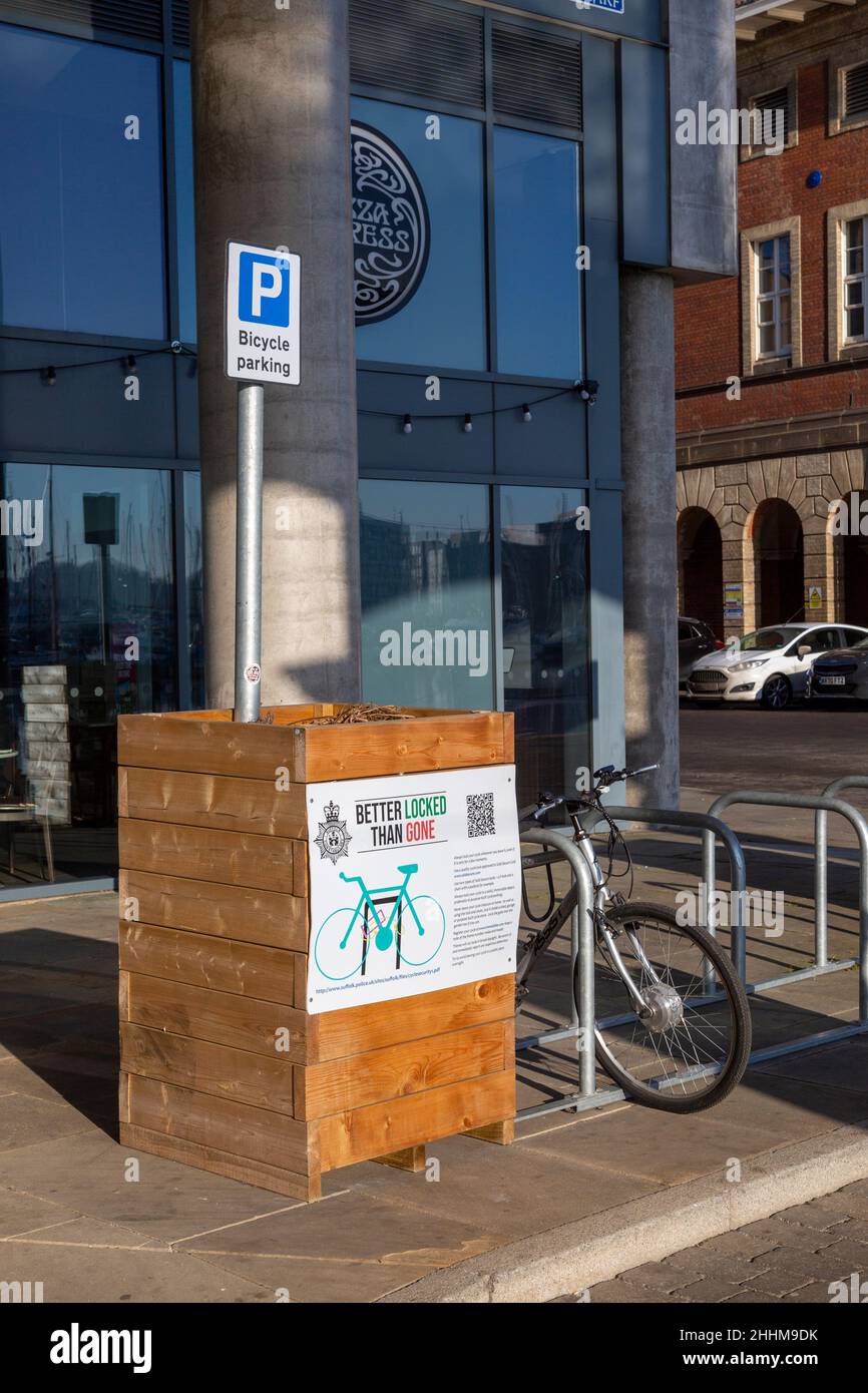 Besser verschlossen als gegangen, verriegeln Sie Sie Fahrrad Polizeischild, Ipswich, Suffolk, England, Großbritannien Stockfoto